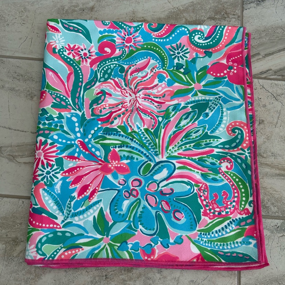 NWOT Lilly Pulitzer Large Lounge Beach Towel Golden Hour
Microfiber
40x72